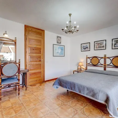 Lovely House In First Line Apartment